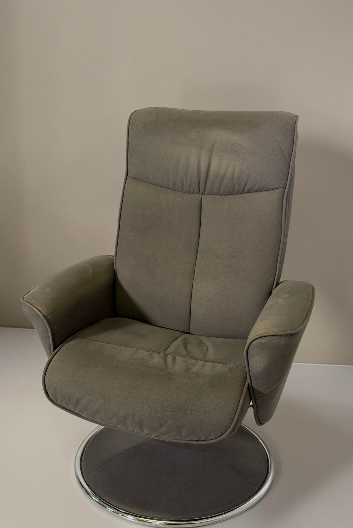 Vintage Space grauer Relaxsessel mit ergonomischer Rückenlehne und stabilem Drehgestell in modernem Design