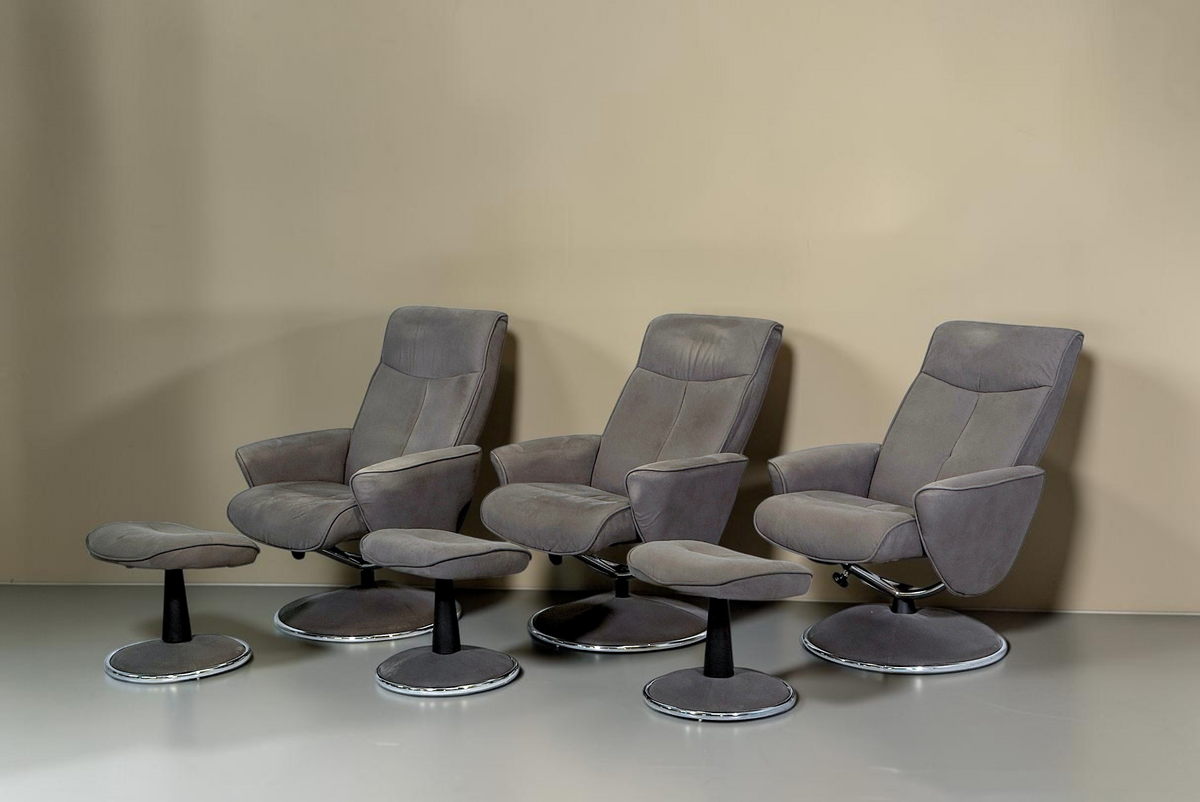 Vintage Space Set aus drei grauen Samt-Relaxsesseln mit passenden Hockern und drehbarem Metallgestell