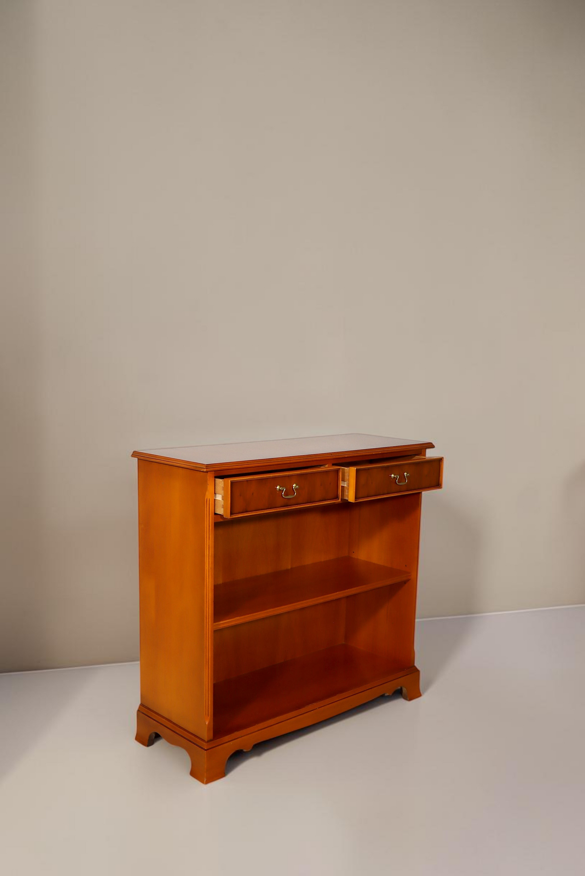 Vintage Space englische Kommode aus Eibenholz mit zwei Schubladen, Messinggriffen und offenem Regal im Antik-Stil