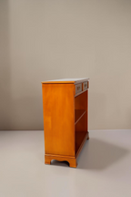 Vintage Space englische Kommode aus Eibenholz mit zwei Schubladen, Messinggriffen und offenem Regal im Antik-Stil