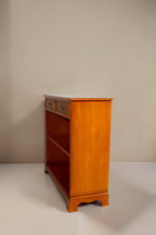 Vintage Space englische Kommode aus Eibenholz mit zwei Schubladen, Messinggriffen und offenem Regal im Antik-Stil