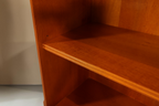 Vintage Space englisches Regal aus Eibenholz mit verstellbarem Einlegeboden und klassischer Holzmaserung