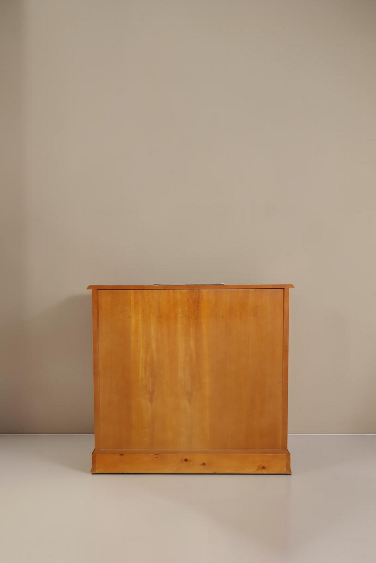 Vintage Space englische Kommode aus massivem Eibenholz mit klassischer Maserung und eleganter Rückansicht