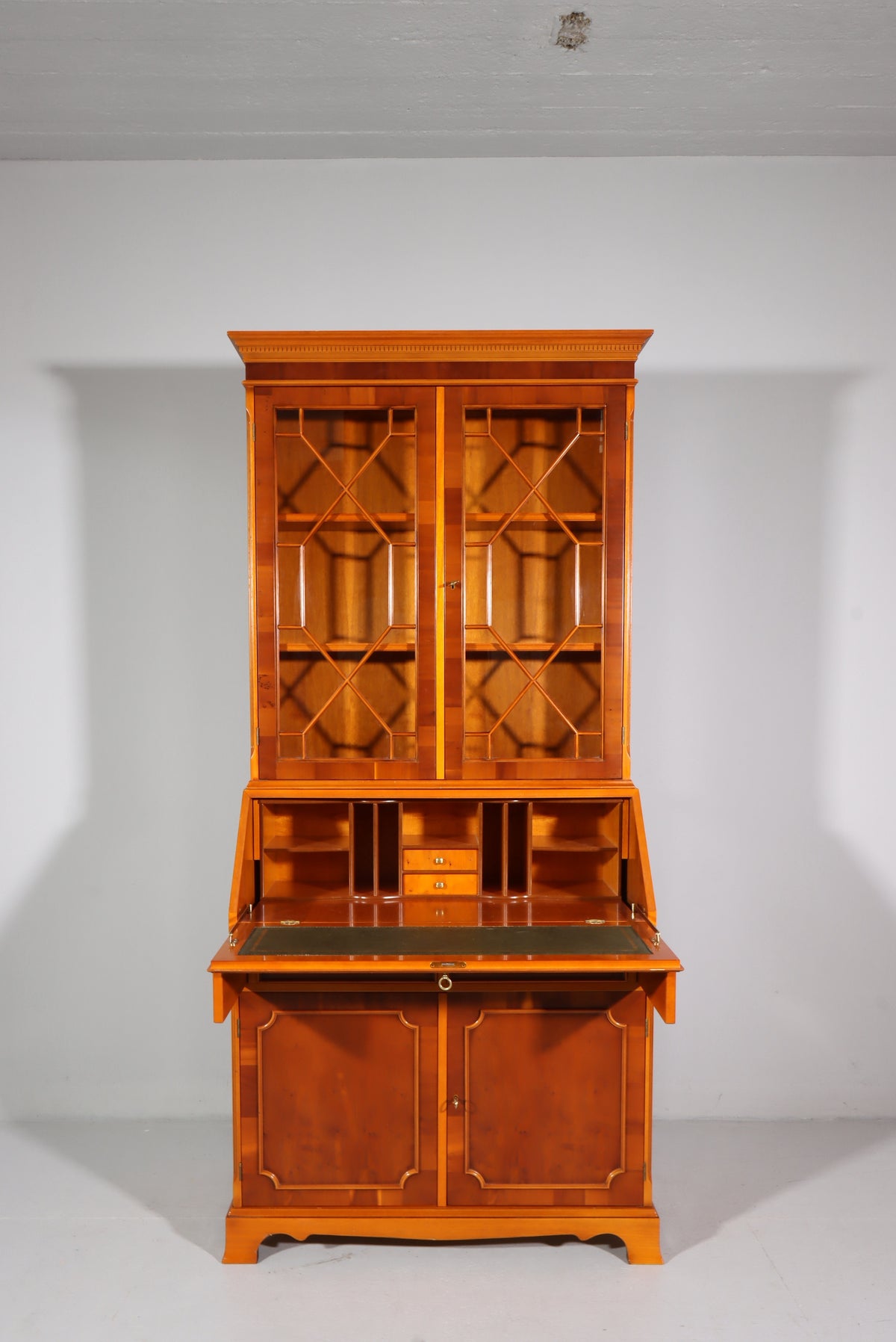 Englischer Sekretär Eibe Massivholz Vitrine Vintage Antik Stil
