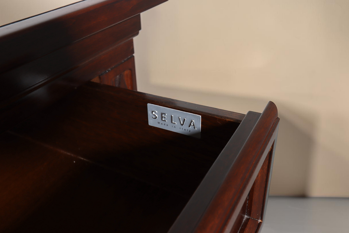 Vintage Space Selva Kommode aus dunklem Massivholz mit eingraviertem Markenlogo im Schubladeninneren