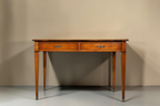 Vintage Space Louis XVI Schreibtisch aus Holz mit Lederauflage, zwei Schubladen und eleganten, schlanken Beinen