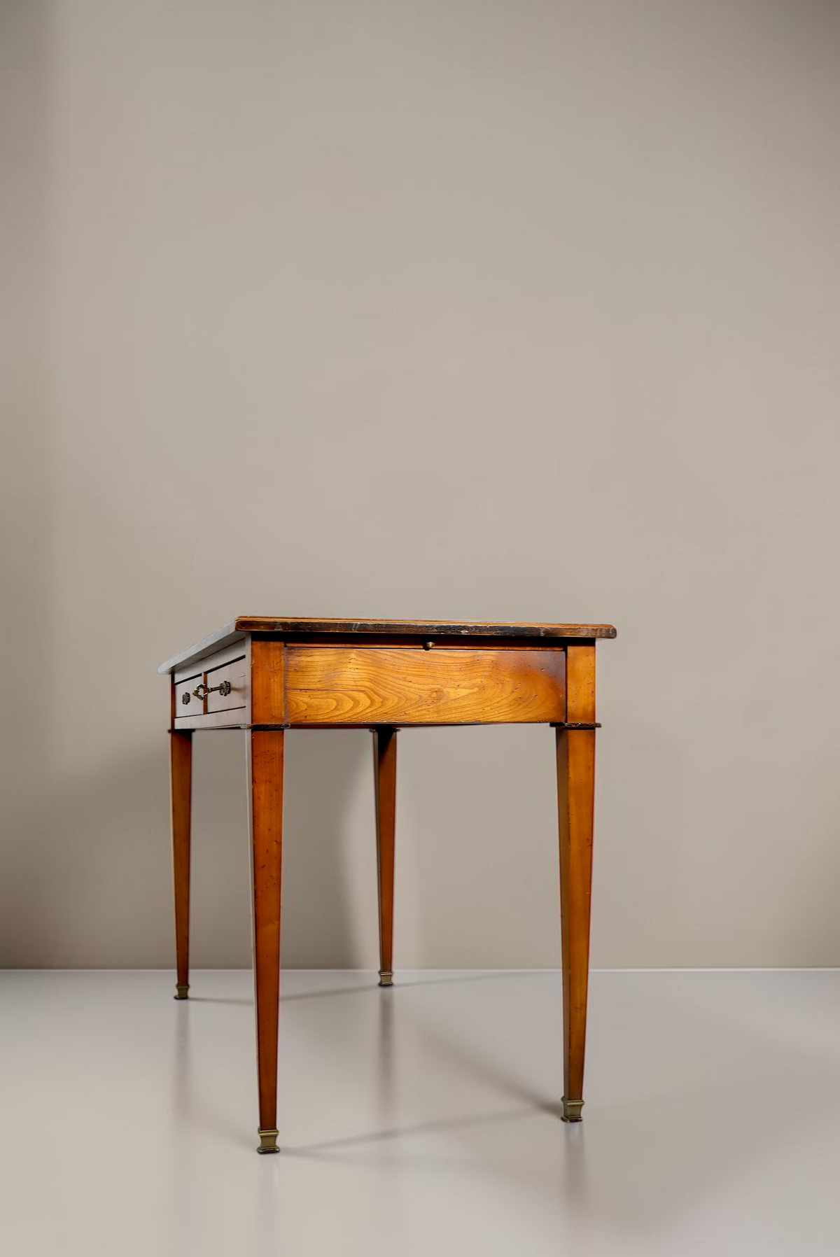 Vintage Space Louis XVI Schreibtisch aus Holz mit Lederauflage und Schubladen im klassischen Antik-Stil