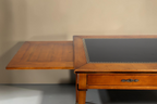 Vintage Space Louis XVI Schreibtisch aus Holz mit schwarzer Lederauflage und ausgezogener Seitenplatte