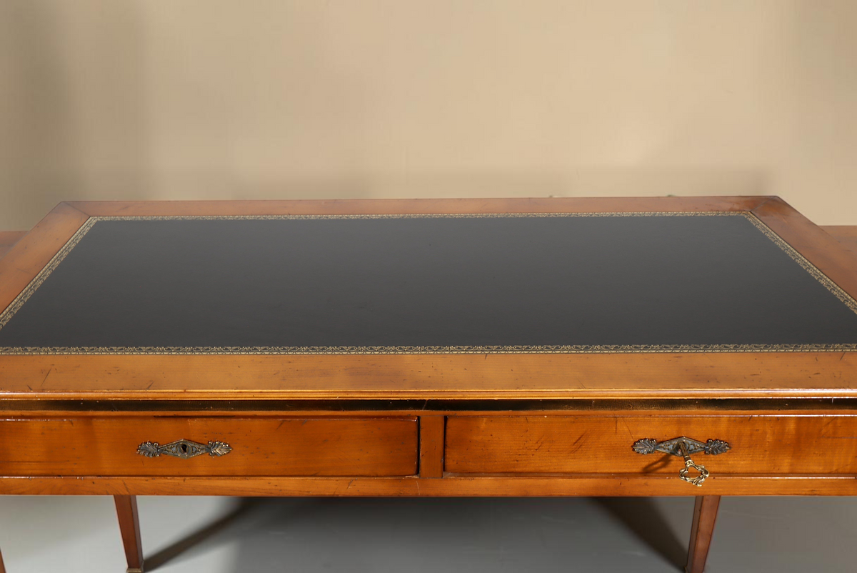 Vintage Space Louis XVI Schreibtisch aus Holz mit schwarzer Ledereinlage und verzierten Schubladengriffen