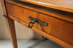 Vintage Space Louis XVI Schreibtisch aus Holz mit detailliertem Messingschlüssel in der Schublade
