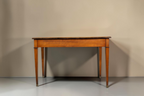 Vintage Space Louis XVI Schreibtisch aus Holz mit eleganter Lederauflage und schlanken Beinen im Antik-Stil