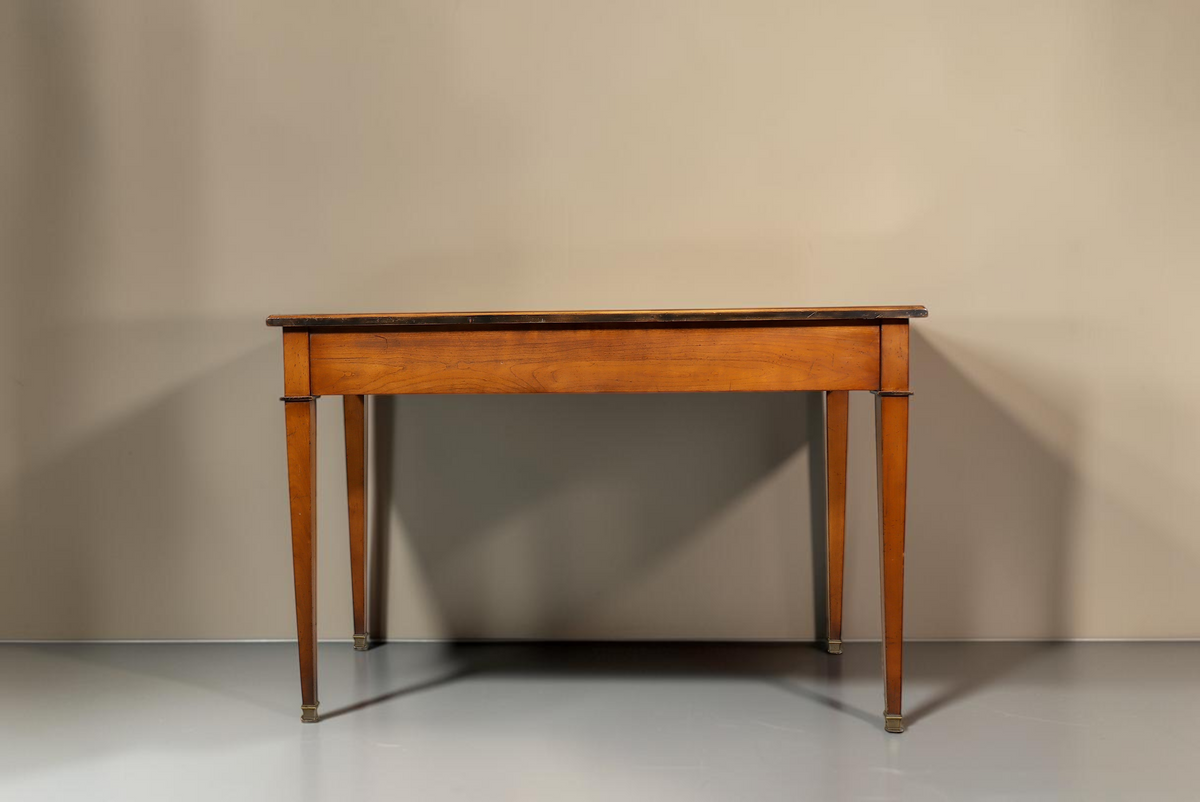 Vintage Space Louis XVI Schreibtisch aus Holz mit eleganter Lederauflage und schlanken Beinen im Antik-Stil