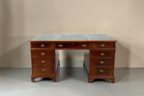 Vintage Space antiker englischer Partner Desk aus Mahagoni mit grüner Lederauflage und zahlreichen Schubladen