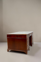 Vintage Space antiker englischer Partner Desk aus Mahagoni mit grüner Lederauflage und zahlreichen Schubladen