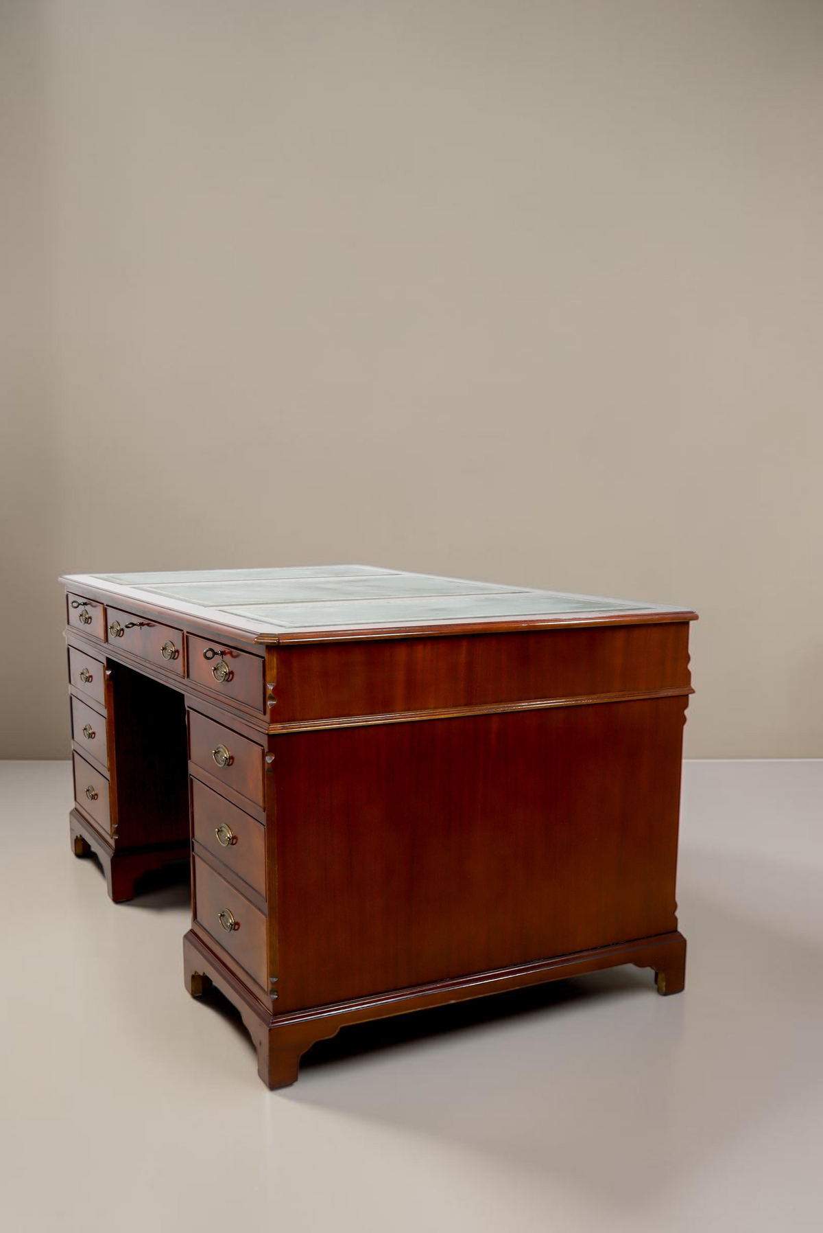 Vintage Space antiker englischer Partner Desk aus Mahagoni mit grüner Lederauflage und zahlreichen Schubladen