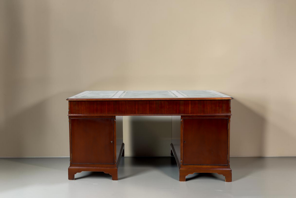 Vintage Space antiker englischer Partner Desk aus Mahagoni mit grüner Lederauflage und massiven Holzschubladen