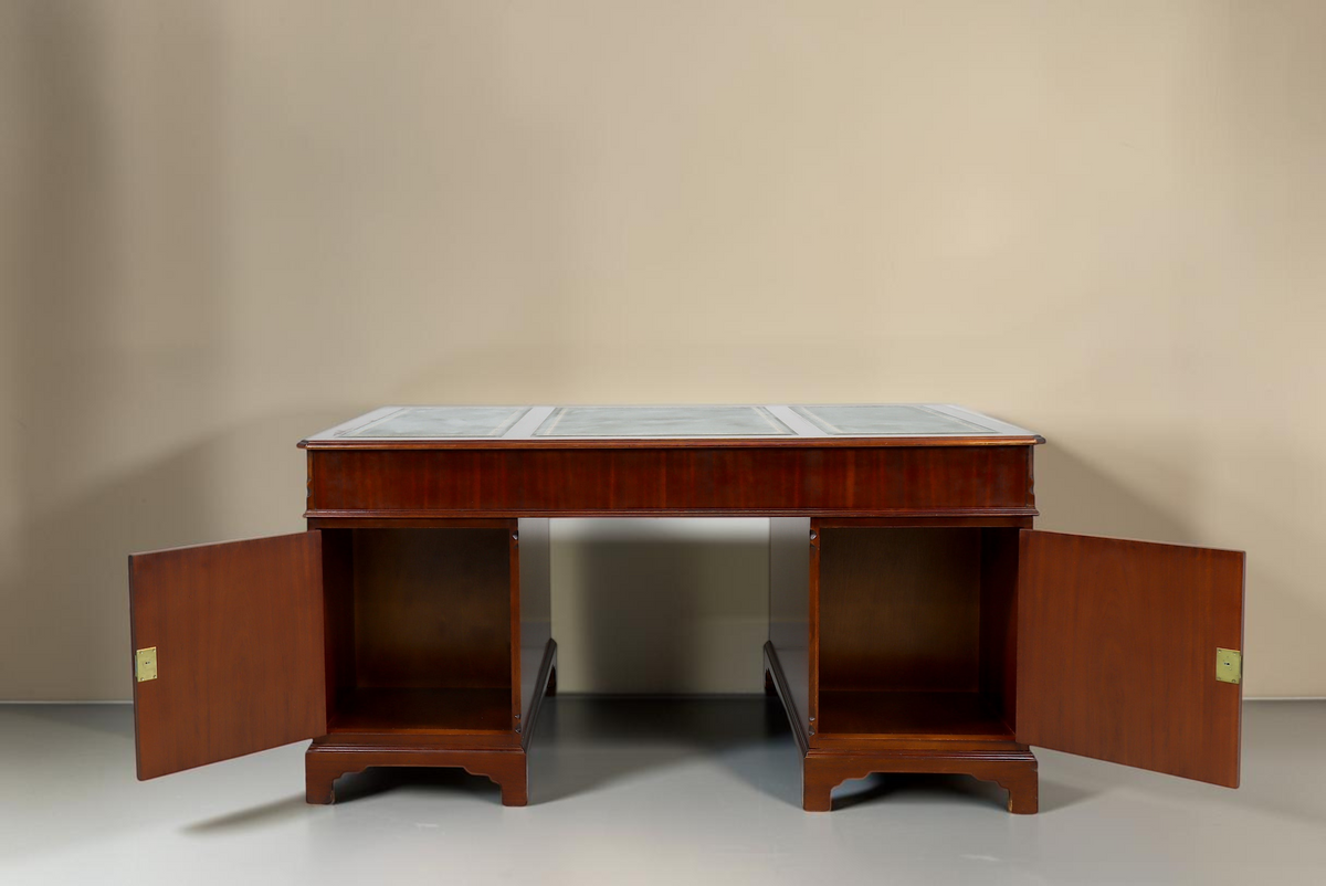 Vintage Space antiker englischer Partner Desk aus Mahagoni mit grüner Lederplatte und offenen Schranktüren