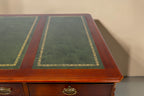 Vintage Space antiker englischer Partner Desk aus Mahagoni mit grüner Lederauflage und goldener Verzierung