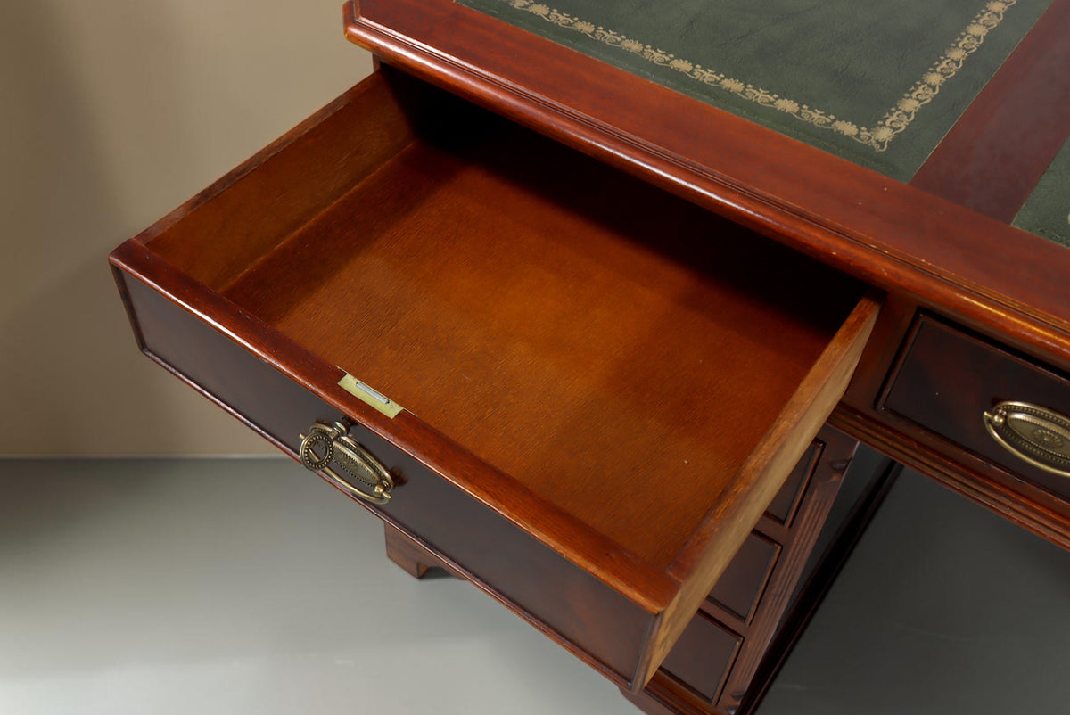 Vintage Space antiker englischer Partner Desk aus Mahagoni mit offener Schublade und grüner Lederschreibtischplatte