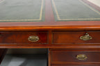 Vintage Space antiker englischer Partner Desk aus Mahagoni mit grüner Lederplatte und Messingbeschlägen