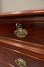 Vintage Space antiker englischer Partner Desk aus Mahagoni mit detaillierten Messingbeschlägen und Schubladenschloss