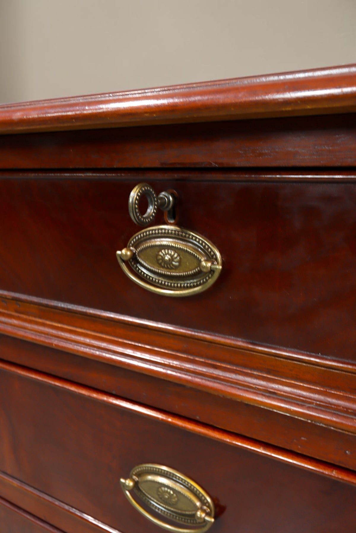Vintage Space antiker englischer Partner Desk aus Mahagoni mit detaillierten Messingbeschlägen und Schubladenschloss