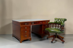 Vintage Space antiker englischer Partner Desk aus Mahagoni mit grüner Lederauflage und passendem Ledersessel