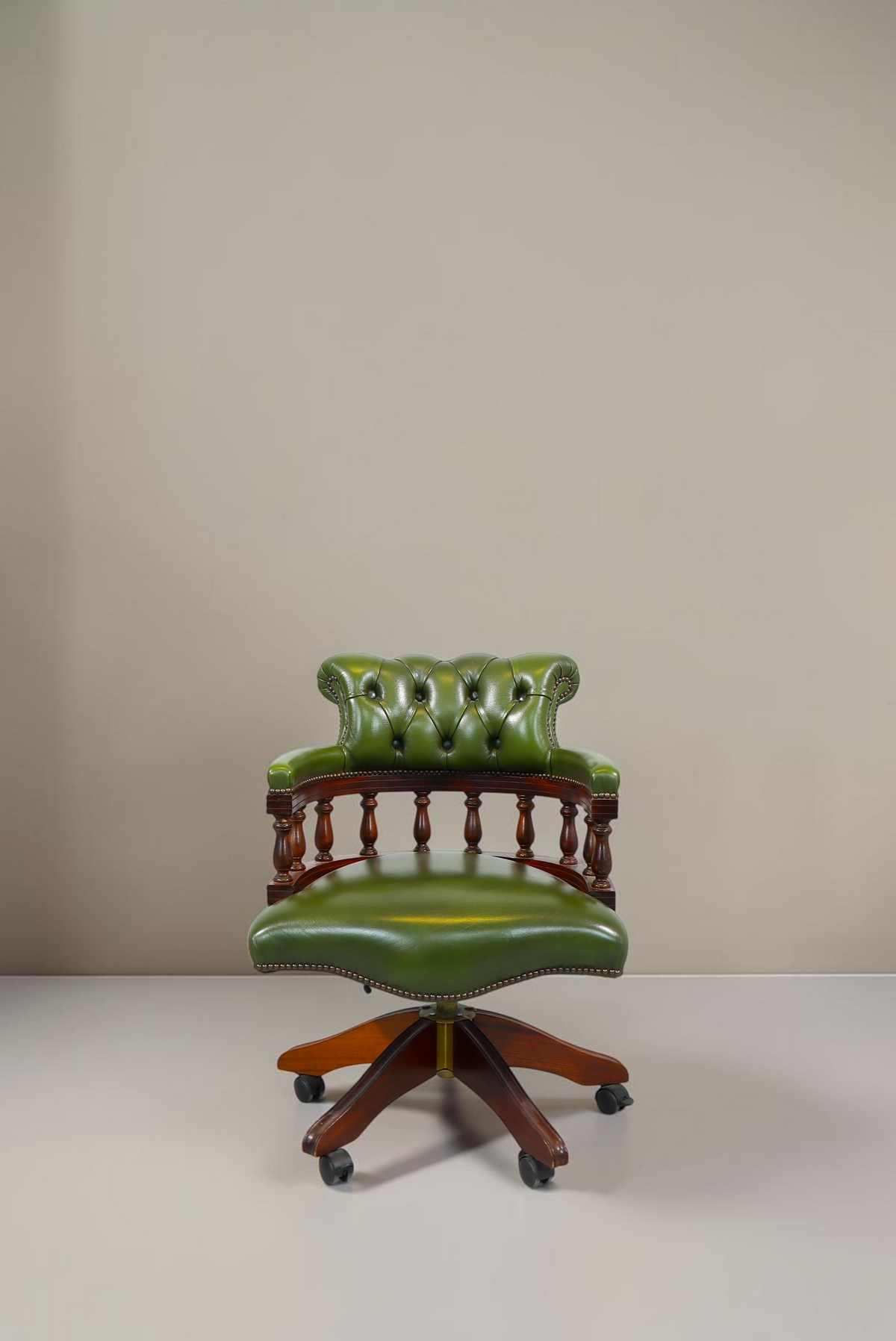 Vintage Space Chesterfield Bürostuhl in grünem Echtleder mit Knopfheftung und massivem Holzgestell auf Rollen