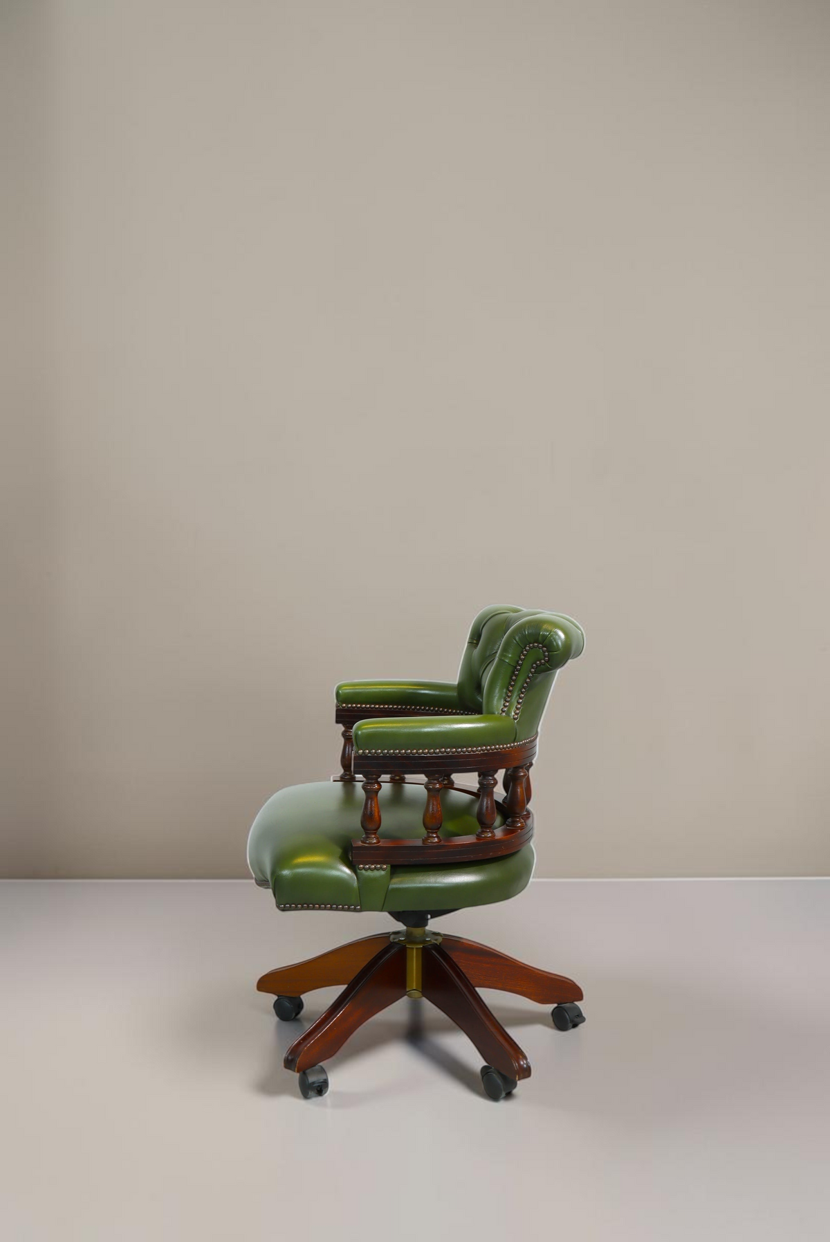 Vintage Space Chesterfield Bürostuhl in grünem Echtleder mit Knopfheftung und massivem Holzgestell in Seitenansicht