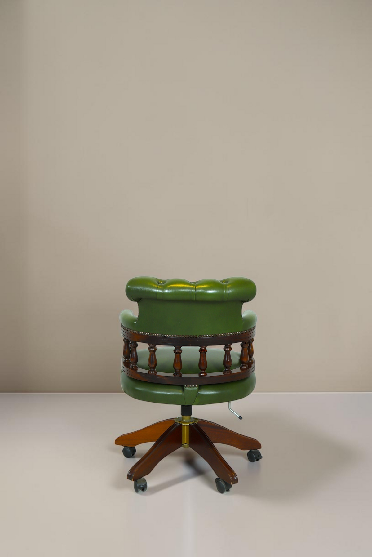 Vintage Space Chesterfield Bürostuhl in Grün mit Knopfheftung, Holzgestell und Rollen, Rückansicht