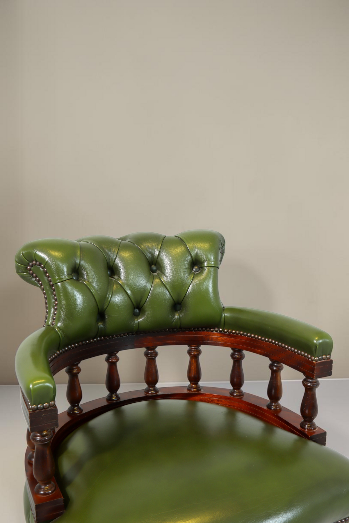 Vintage Space Chesterfield Captains Chair in grünem Echtleder mit Knopfheftung und massivem Holzgestell