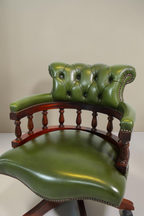 Vintage Space Chesterfield Bürostuhl in grünem Echtleder mit Knopfheftung und massivem Holzgestell
