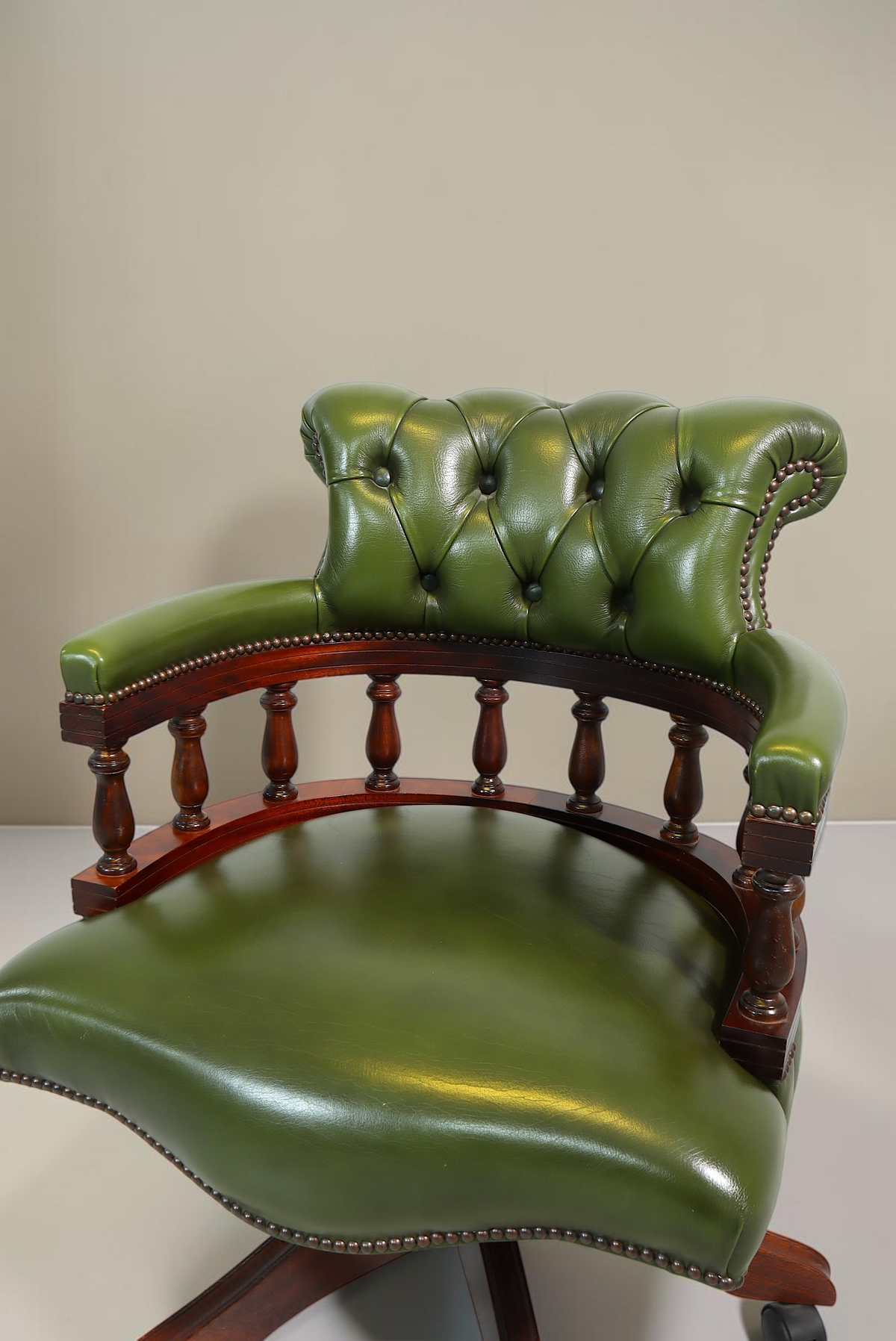 Vintage Space Chesterfield Bürostuhl in grünem Echtleder mit Knopfheftung und massivem Holzgestell
