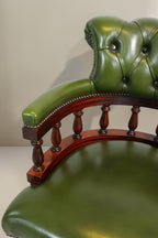 Vintage Space Chesterfield Bürostuhl in grünem Echtleder mit Knopfheftung und massivem Holzgestell