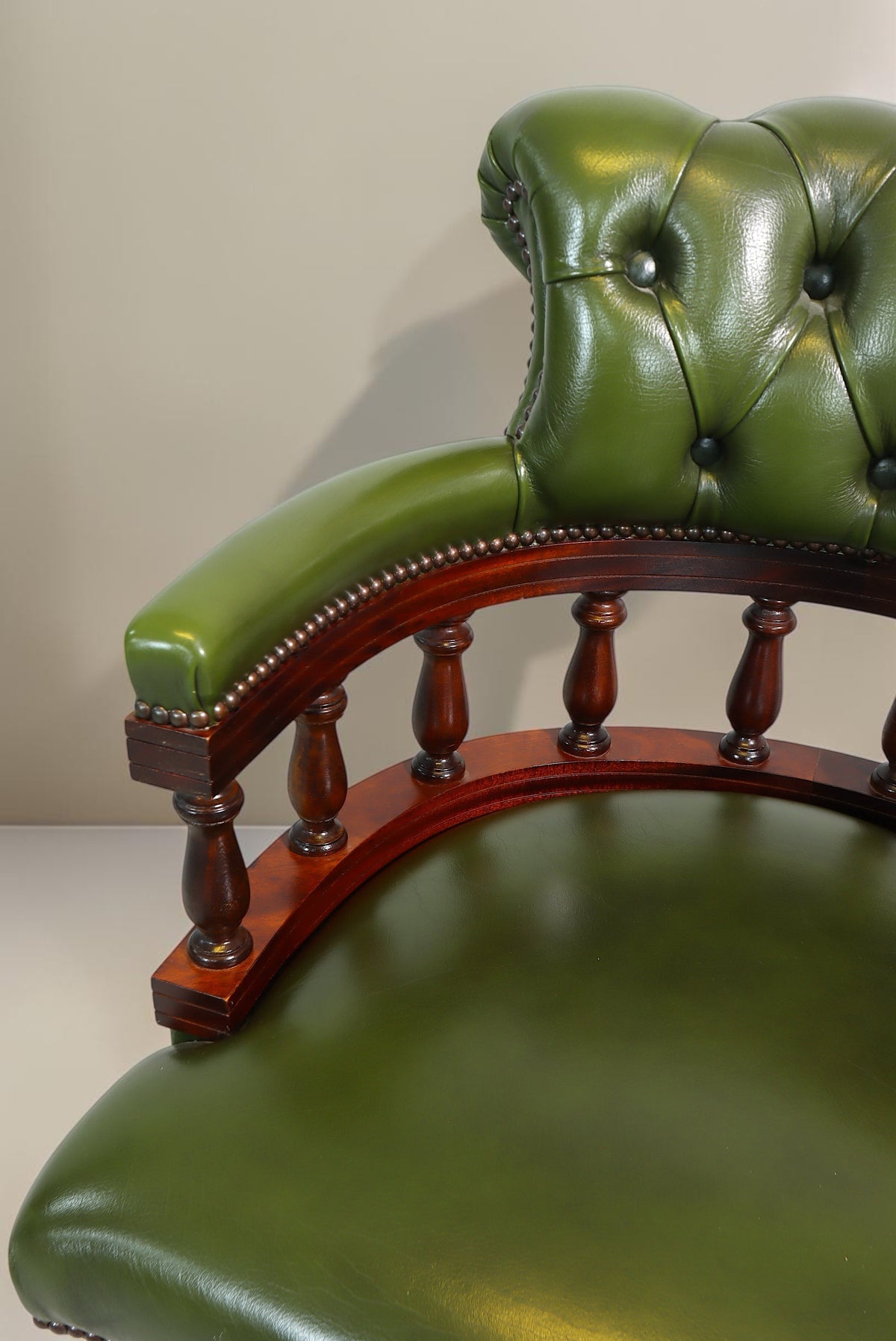 Vintage Space Chesterfield Bürostuhl in grünem Echtleder mit Knopfheftung und massivem Holzgestell