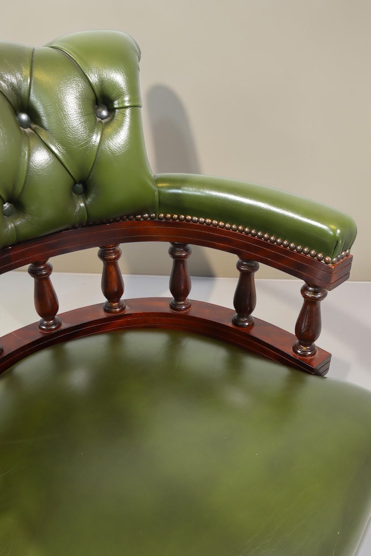 Vintage Space Chesterfield Bürostuhl in grünem Echtleder mit Knopfheftung und massivem Holzgestell