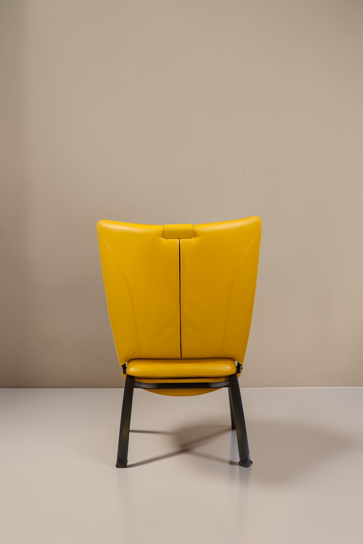Vintage Space WK Wohnen Ledersessel von Stefan Heiliger in Gelb mit markantem 80er Jahre Design und Metallgestell