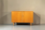 Vintage Space Hellerau Mid-Century Sideboard aus Eiche mit schlichtem DDR-Design und konischen Holzbeinen