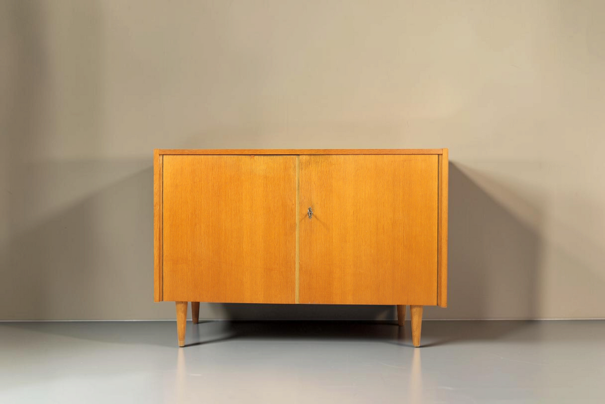 Vintage Space Hellerau Mid-Century Sideboard aus Eiche mit schlichtem DDR-Design und konischen Holzbeinen