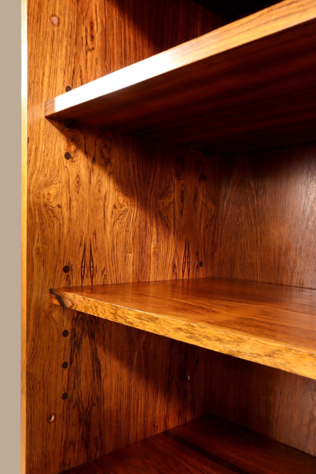 Vintage Space Mid Century Regal aus Palisander mit markanter Holzmaserung und verstellbaren Regalböden