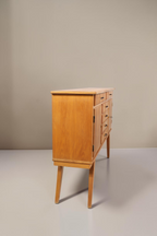 Vintage Space Mid Century Sideboard aus Holz mit Schubladen und schrägen Beinen in einer 60er Jahre Retro Optik