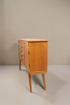 Vintage Space Mid Century Sideboard aus Holz mit Schubladen und schrägen Beinen in der Seitenansicht