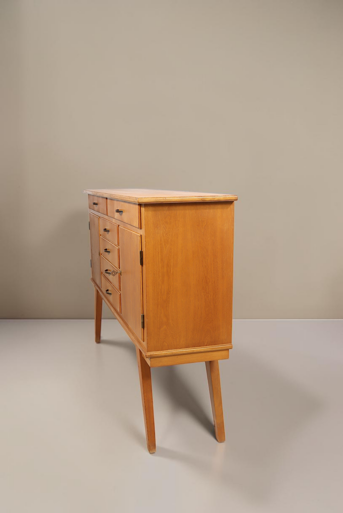 Vintage Space Mid Century Sideboard aus Holz mit Schubladen und schrägen Beinen in der Seitenansicht