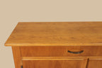 Vintage Space Mid Century Sideboard aus Holz mit markanter Maserung und geschwungenem Griff im Detail