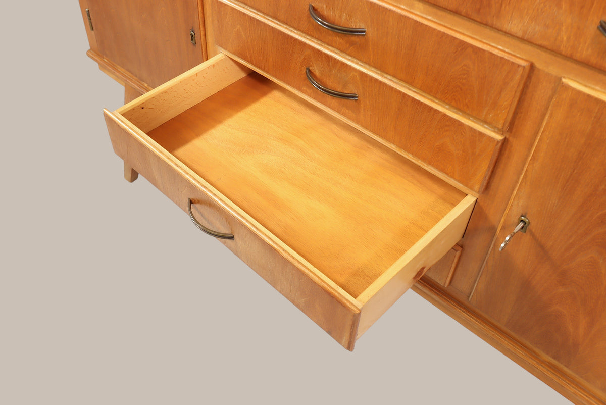 Vintage Space Mid Century Sideboard aus Holz mit offener Schublade und geschwungenen Metallgriffen