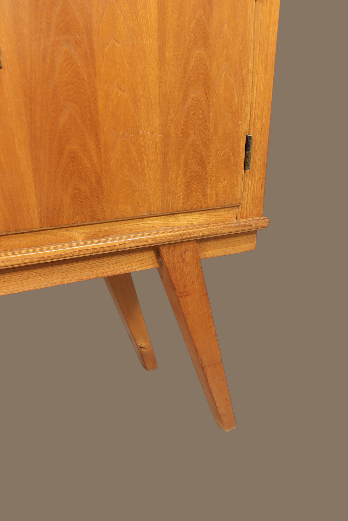 Vintage Space Mid Century Sideboard aus Holz mit charakteristischen schrägen Beinen und warmer Maserung