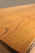 Vintage Space Mid Century Sideboard Oberfläche mit detaillierter Holzmaserung in warmem Braunton