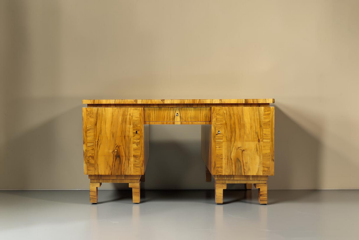 Vintage Space Art Deco Schreibtisch aus Massivholz mit markanter Maserung und symmetrischem Design im 1930er Stil