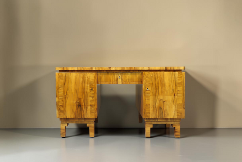 Vintage Space Art Deco Schreibtisch aus Massivholz mit markanter Maserung und symmetrischem Design im 1930er Stil
