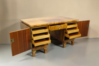 Vintage Space Art Déco Schreibtisch aus Massivholz mit lebendiger Maserung, offenen Schubladen und zwei Flügeltüren